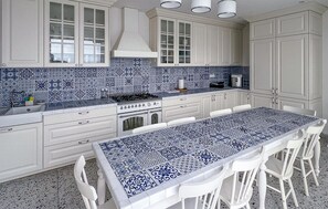 Kjøleskap, ovn, kokeplater og oppvaskmaskin