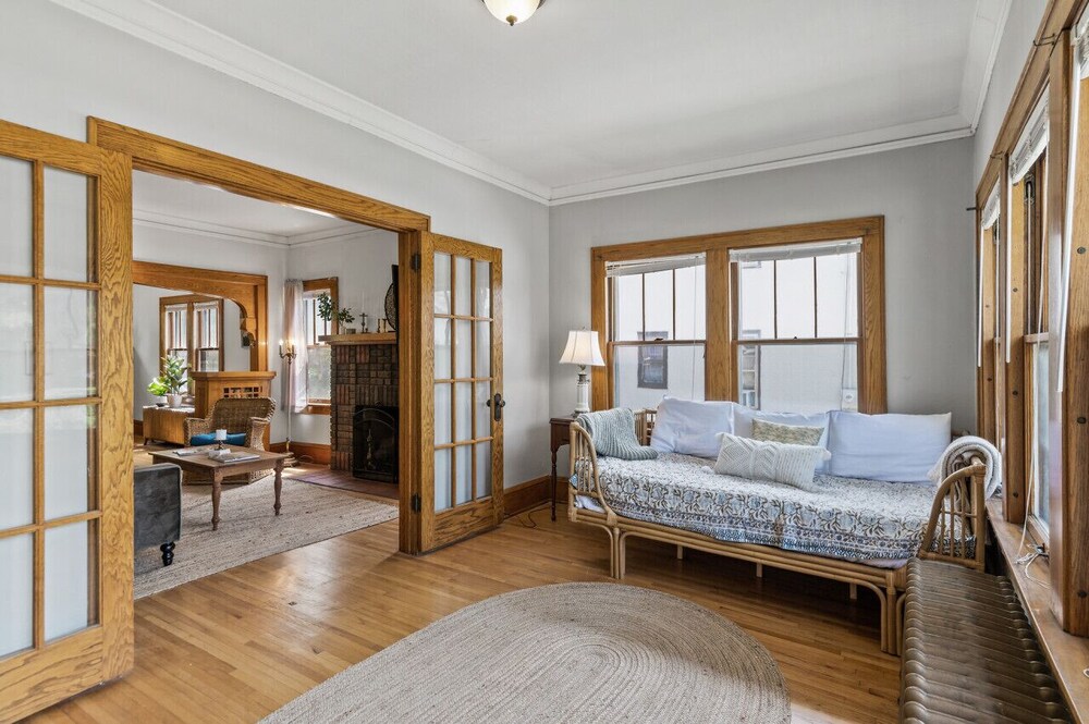 Art District/ Heart of NE Minneapolis/ U of MN/ Full of Charm 4BR