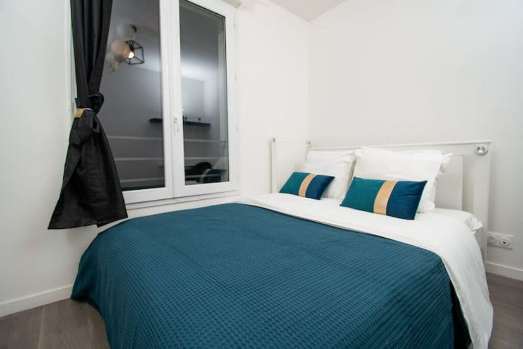 2 bedrooms, desk, iron/ironing board, travel cot