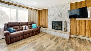 TV, fireplace - Quiet Country Home By Shay Lake! (Silverwood)