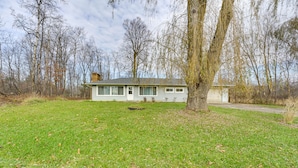 A single-story house with a front porch, surrounded by a grassy yard and trees. - Quiet Country Home By Shay Lake! (Silverwood)