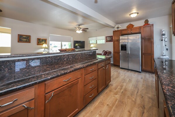 Fridge, microwave, oven, stovetop - "World Traveler's Tucson Oasis: Cozy Desert Retreat" All the confort you need (Tucson)