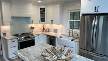 Een koelkast, een microgolfoven, een oven, een kookplaat