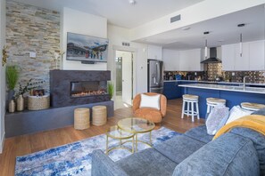 Smart TV y chimenea 