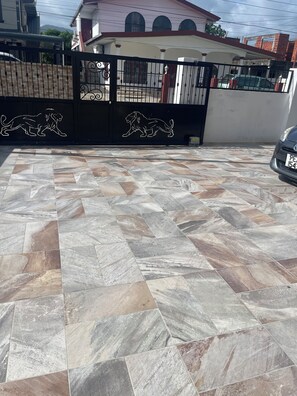 Property grounds - Beautiful  Modern 1 bedroom  1 bath, very private (D'Abadie)