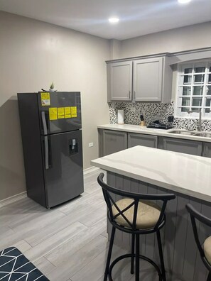 Een koelkast, een microgolfoven, een oven, een kookplaat