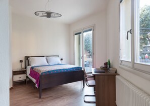 Bureau, espace de travail pour ordinateur portable, Wi-Fi gratuit