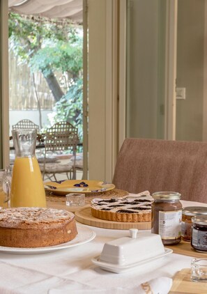 Café da manhã com buffet grátis todos os dias