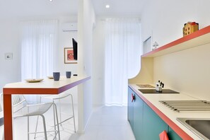 Geladeira, cooktop, talheres/pratos/utensílios de cozinha