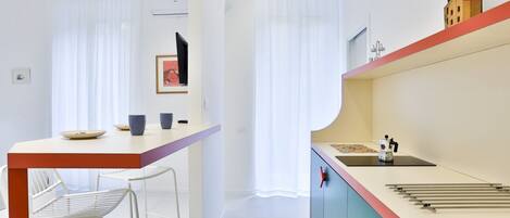 Refrigerador, placa de cocina, utensilios de cocina