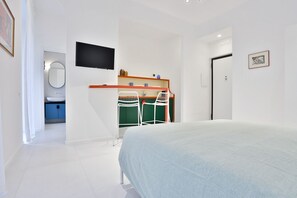 Tabla de planchar con plancha, wifi y ropa de cama
