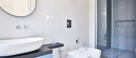 Douche, bidet