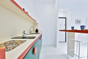 Refrigerador, placa de cocina, utensilios de cocina