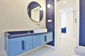 Dusj, hårføner, bidé og håndklær