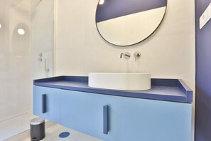 Een douche, een haardroger, een bidet, handdoeken