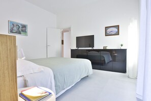 1 dormitorio, tabla de planchar con plancha, wifi y ropa de cama