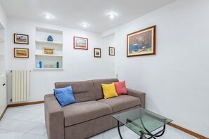 TV - GuestHost - Sant'Ambrogio Central Apt: Your Florence Hideaway (Firenze)