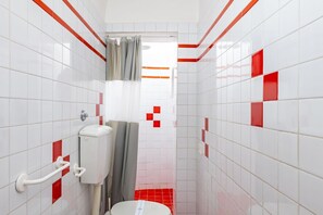 Ducha, secador de pelo, bidet, toallas