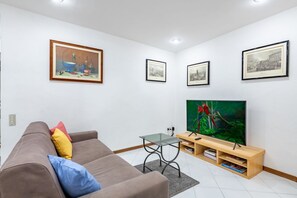 TV - GuestHost - Sant'Ambrogio Central Apt: Your Florence Hideaway (Firenze)