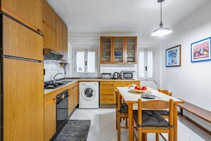 Microwave, oven, stovetop, toaster - GuestHost - Sant'Ambrogio Central Apt: Your Florence Hideaway (Firenze)