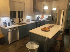 Fridge, microwave, oven, stovetop - Cozy family home across the Blue Mountain South Lift, 1km to the Village. (The Blue Mountains)