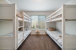 4 bedrooms, iron/ironing board, travel cot, WiFi - Spacious home in Aldinga Beach (Aldinga Beach)