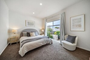 4 bedrooms, iron/ironing board, travel cot, WiFi - Spacious home in Aldinga Beach (Aldinga Beach)