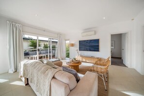 TV, stereo - Spacious home in Aldinga Beach (Aldinga Beach)