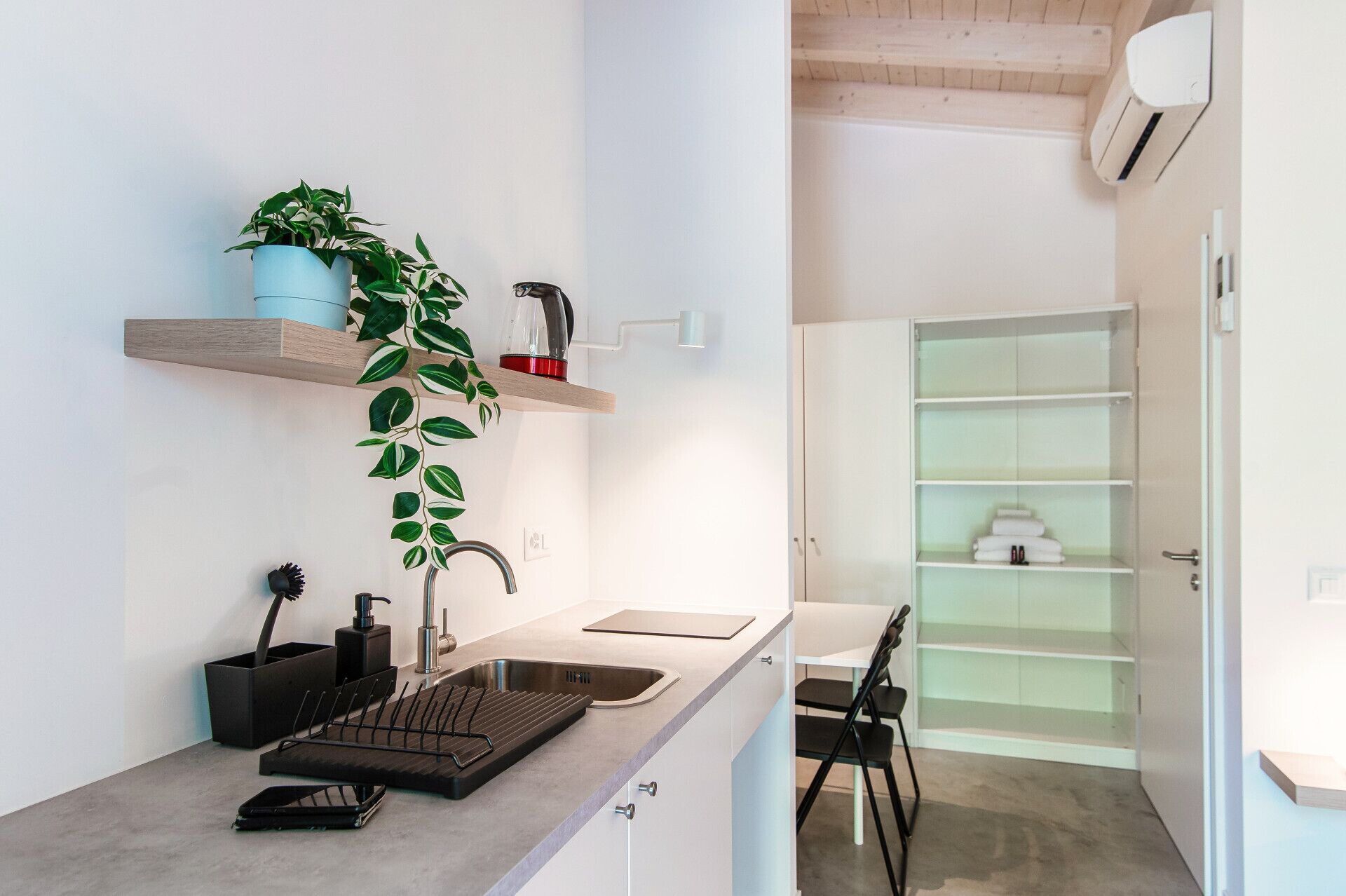 Réfrigérateur, plaque de cuisson, cafetière/bouilloire