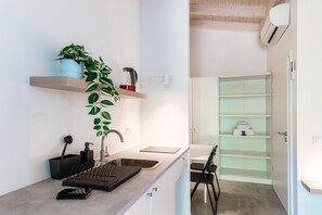 Fridge, stovetop, coffee/tea maker, electric kettle