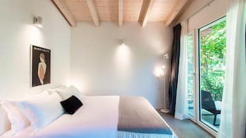 Tabla de planchar con plancha, wifi y ropa de cama