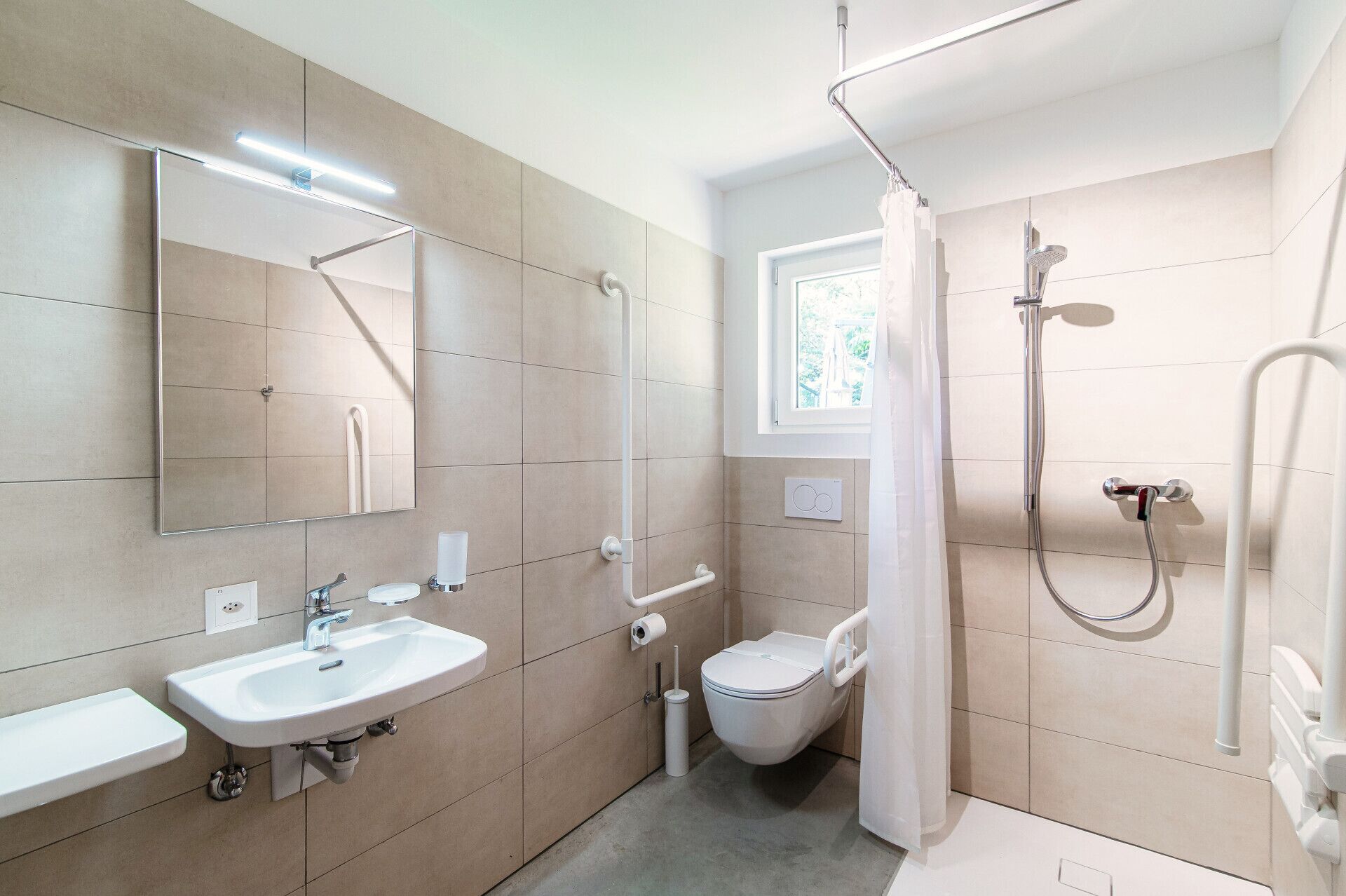 Doccia, asciugacapelli, asciugamani, sapone