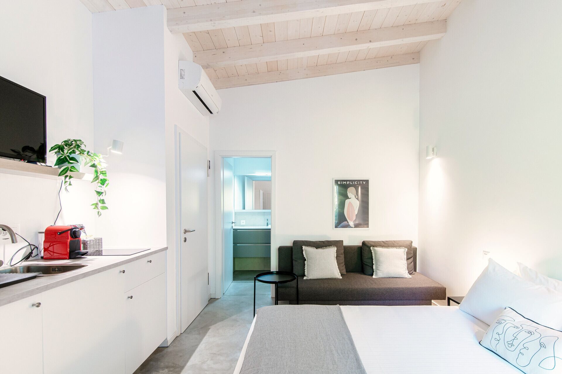 Een bureau, een strijkplank/strijkijzer, wifi, beddengoed