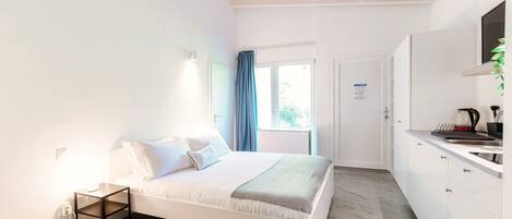 Desk, iron/ironing board, WiFi, bed sheets