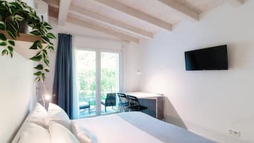 Tabla de planchar con plancha, wifi y ropa de cama