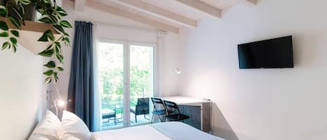 Tabla de planchar con plancha, wifi gratis y ropa de cama