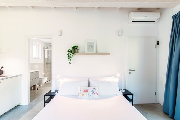 Tabla de planchar con plancha, wifi, ropa de cama