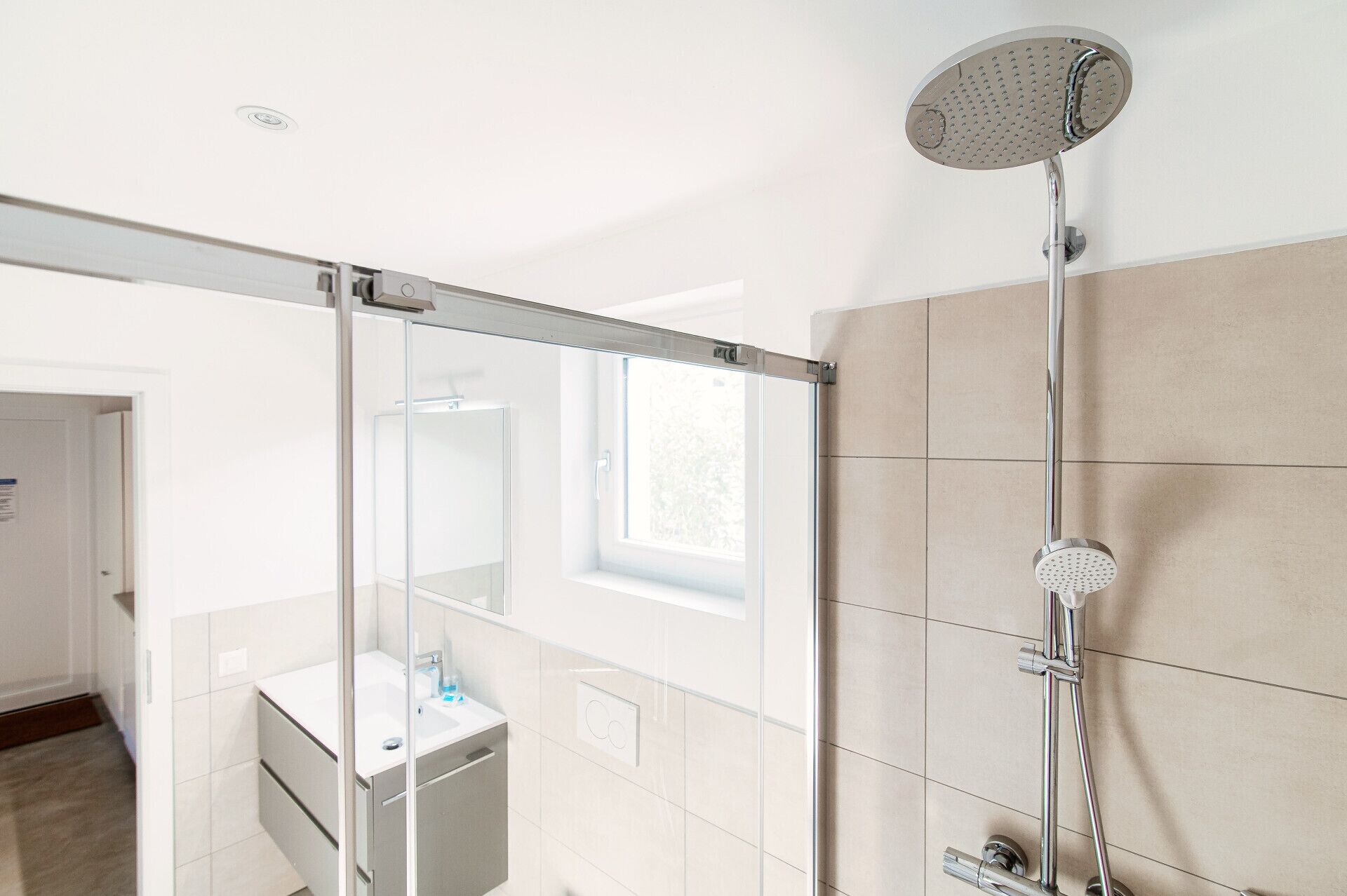 Een douche, een haardroger, handdoeken, zeep