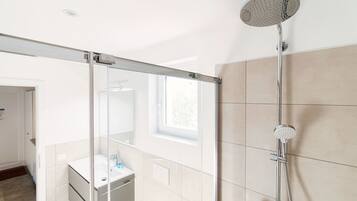 Douche, sĂšche-cheveux, serviettes fournies, savon