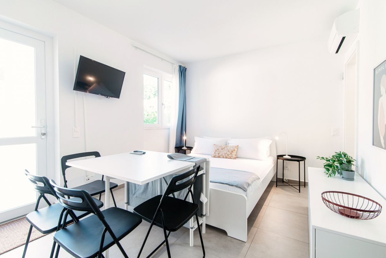 Tabla de planchar con plancha, wifi gratis y ropa de cama 