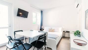 Tabla de planchar con plancha, wifi gratis y ropa de cama