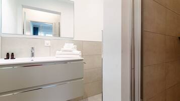 Dusche, Haartrockner, Handtücher, Seife