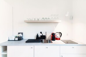 Een koelkast, een kookplaat, een koffiezetapparaat/waterkoker