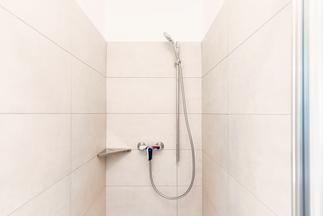 Douche, sèche-cheveux, serviettes fournies, savon