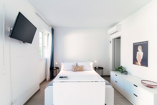 Iron/ironing board, WiFi (free), bed sheets
