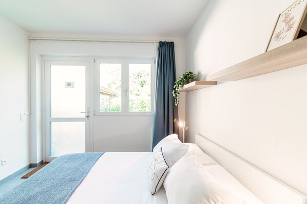 Tabla de planchar con plancha, wifi, ropa de cama