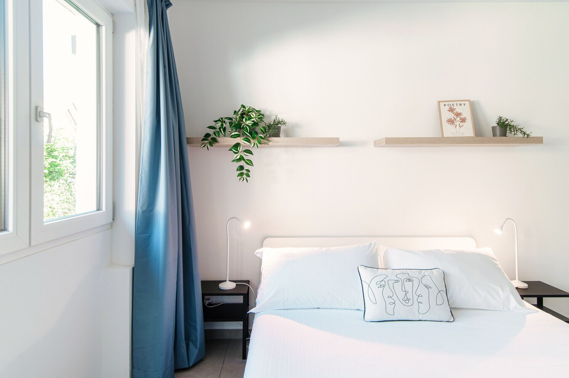 Tabla de planchar con plancha, wifi, ropa de cama