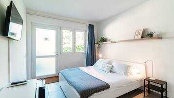 Tabla de planchar con plancha, wifi y ropa de cama
