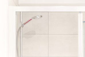 Douche, sèche-cheveux, serviettes fournies, savon