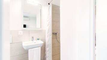 Douche, sĂšche-cheveux, serviettes fournies, savon